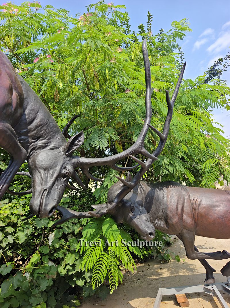 Wild Bronze Fight Elk Statue details