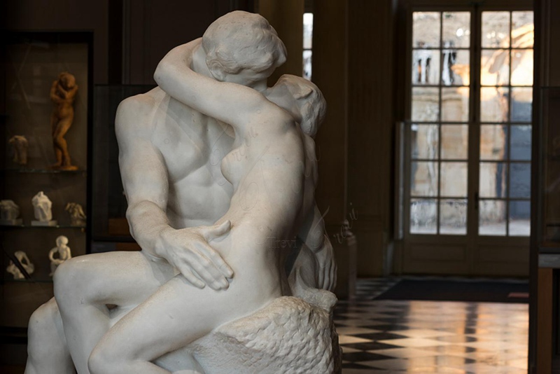 The Kiss Sculpture 1