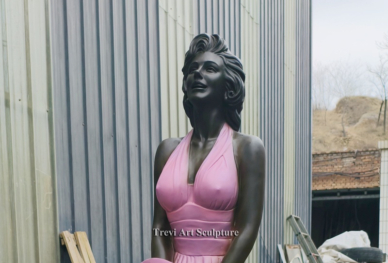 6 feet Classic Bronze Marilyn Monroe Sculpture details