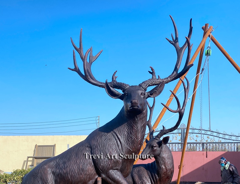 Outdoor bronze three elk statue details