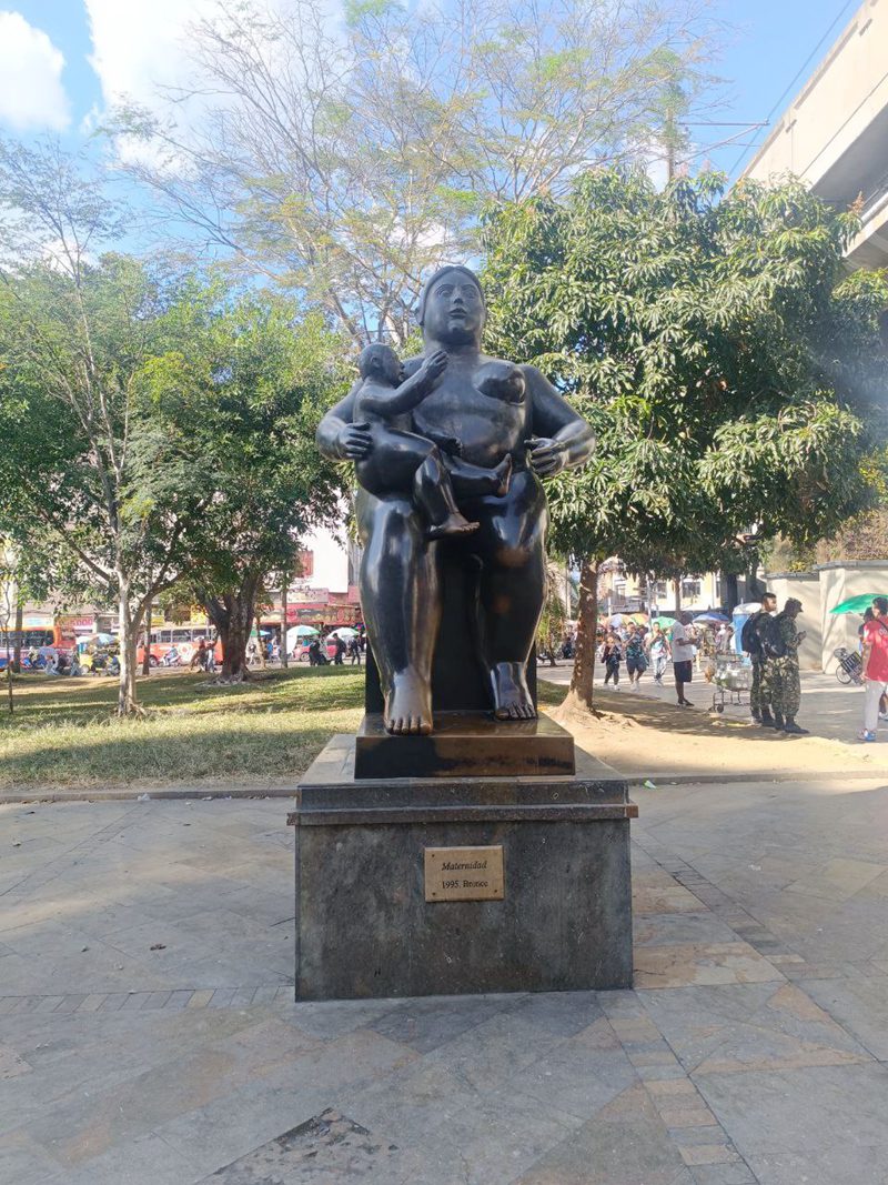 Maternity 1995 exhibition in Medellín