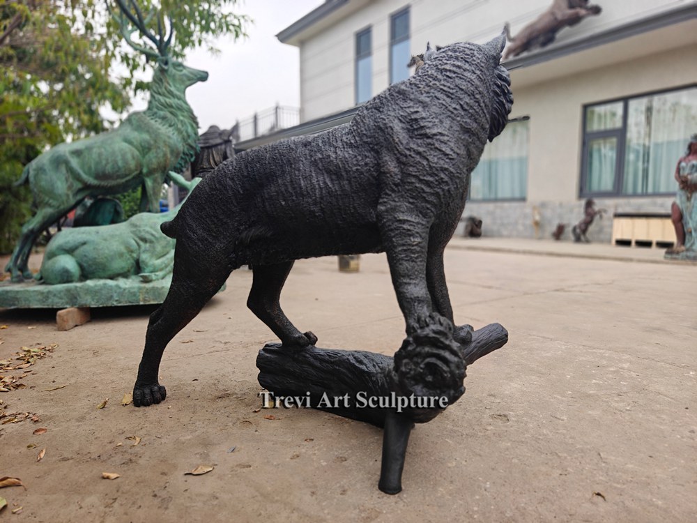 lynx cat statue