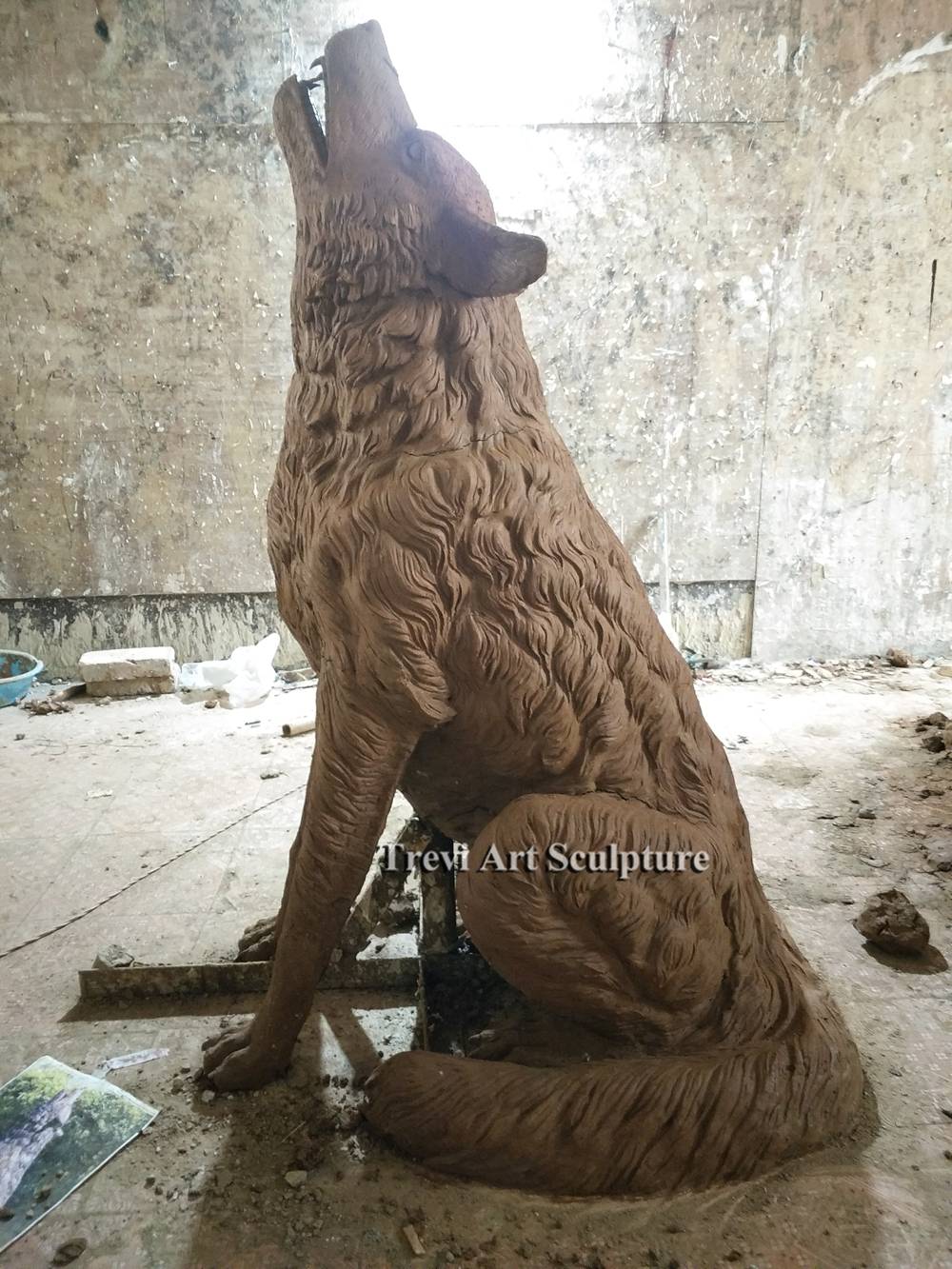 howling coyote statue clay model